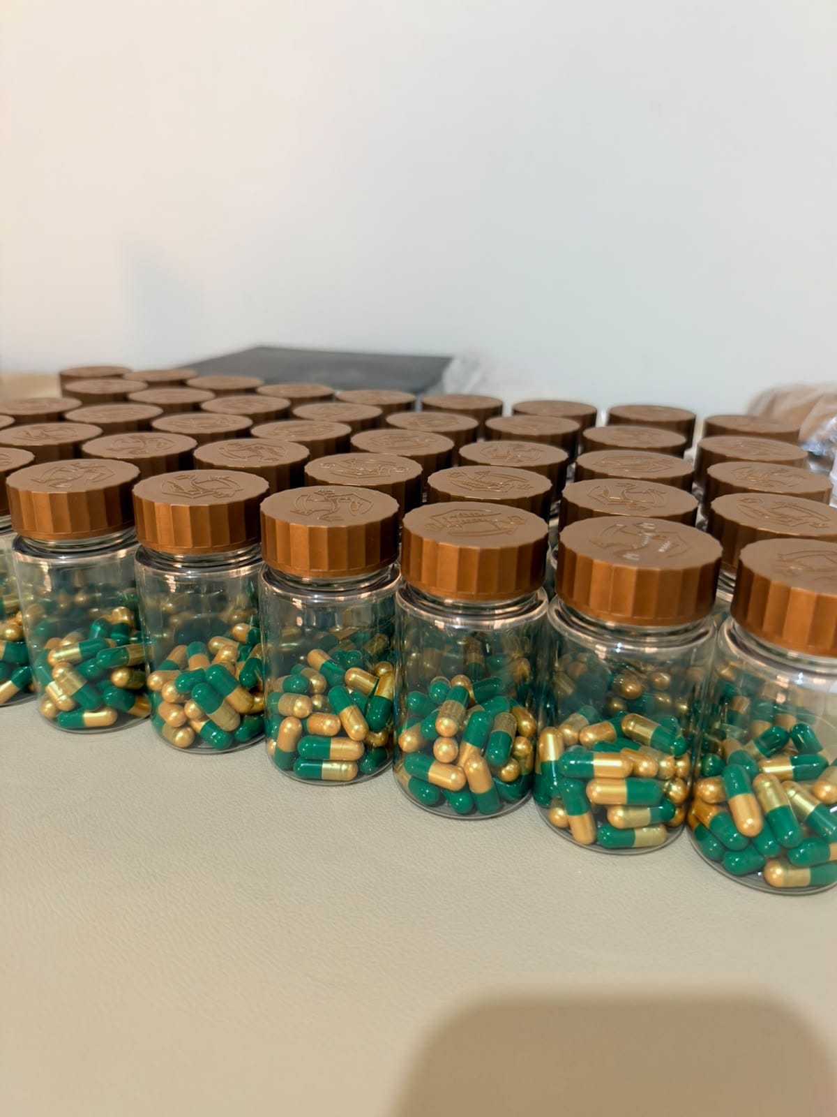 Frascos LIPODETOX com cápsulas verdes e douradas